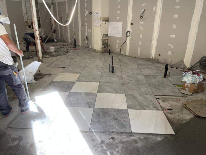 Pose de carrelage et revêtements résistants et esthétiques.