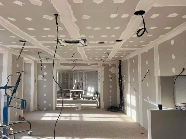 Cloisons, doublage, faux plafonds par un plâtrier expert.